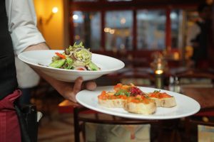 Le Bistro de l'Octroi à Sarlat, un restaurant chaleureux offrant une cuisine du terroir dans une ambiance accueillante